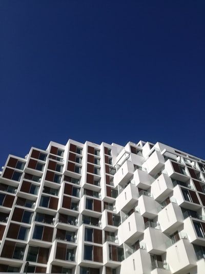 白天蓝天下的白色混凝土建筑